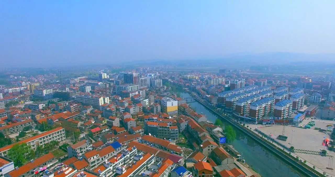 這個鎮就是地處大冶市西南部的金牛鎮,它東南與咸寧市擔山鎮為鄰,南連