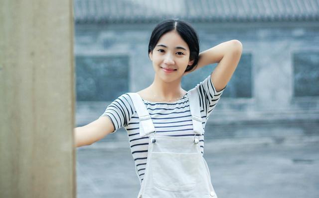 属鸡的女人,她们天生聪慧,心思敏捷,心灵手巧,能力出众,简直是才貌双