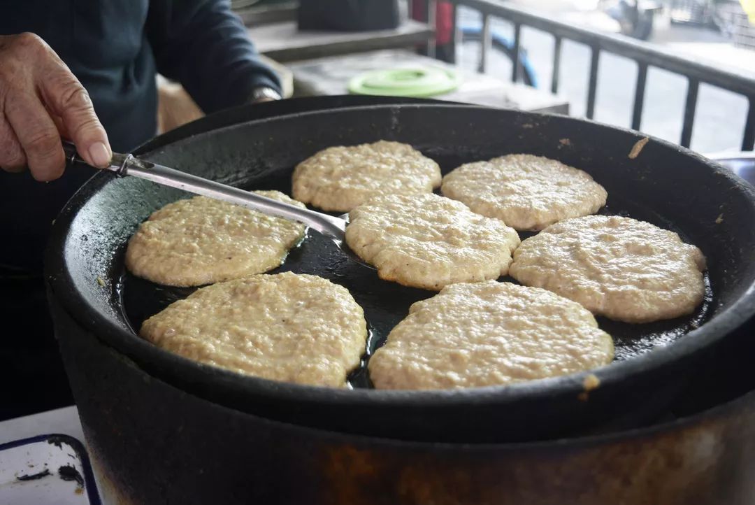 老味道外砂蓬中市场的麦粿老伯一卖就是几十年