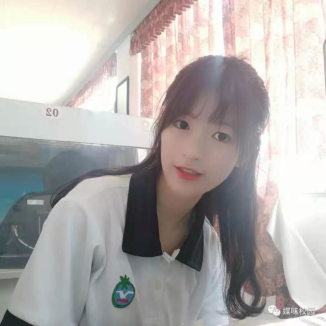 黑白配的校服简单好看!no2.#城郊中学#来源:莫月