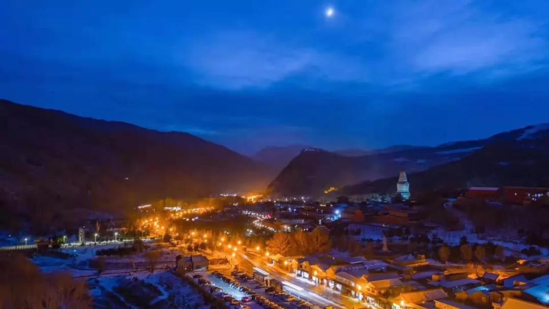 冬天的五台山又是温暖的因为有热情的服务与阳光的笑容迎接八方来客我