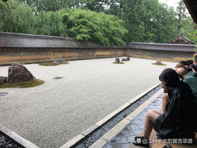 这个著名的枯山水石庭是由土矮墙围成的长方形庭园,长25米,宽10米.