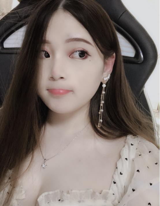 酥酥是一位文静,乐观开朗的,爱玩儿游戏的,热爱生