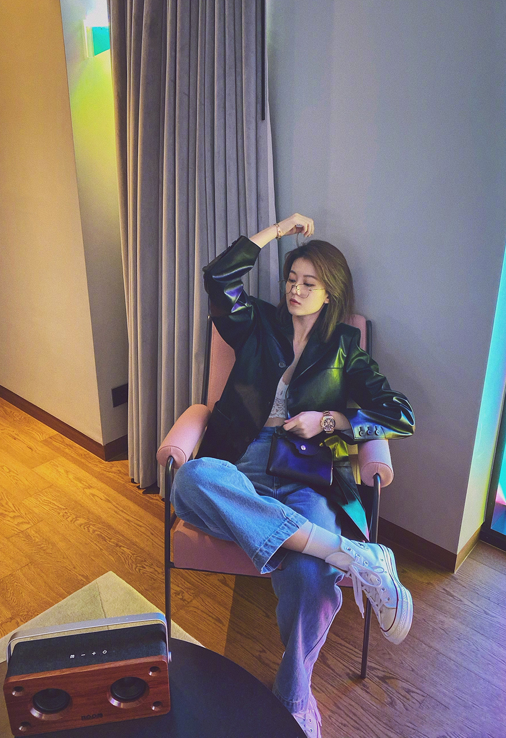 乔欣晒照美翻了,皮衣配牛仔,酷帅范挡不住她那迷人的小性感!