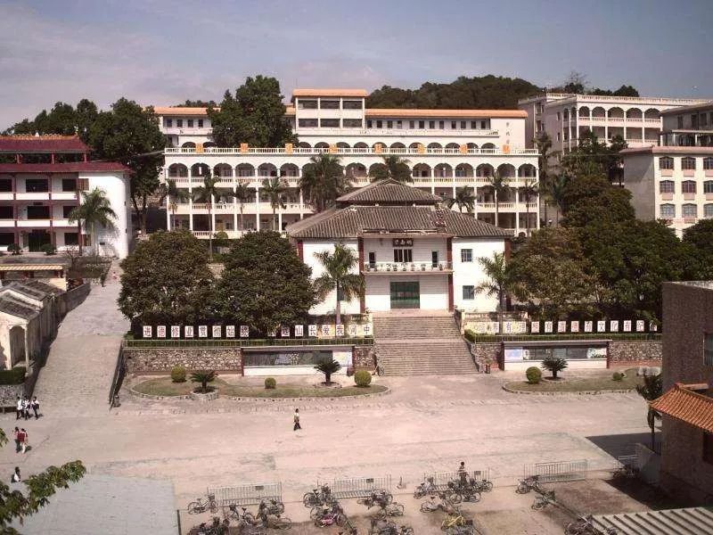 河婆中学建立于1930年,是广东省一级学校,广东省国家级示范性普通高中