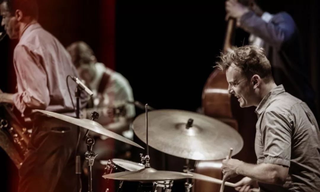 美国爵士比欧洲爵士更加根植于爵士乐的传统