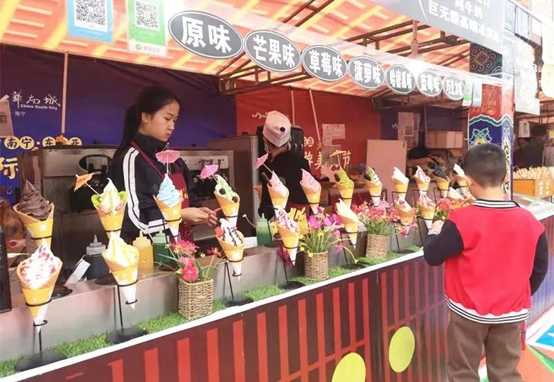 2019南宁·东南亚国际旅游美食节迎来开展的第2天,南宁华南城华南大道
