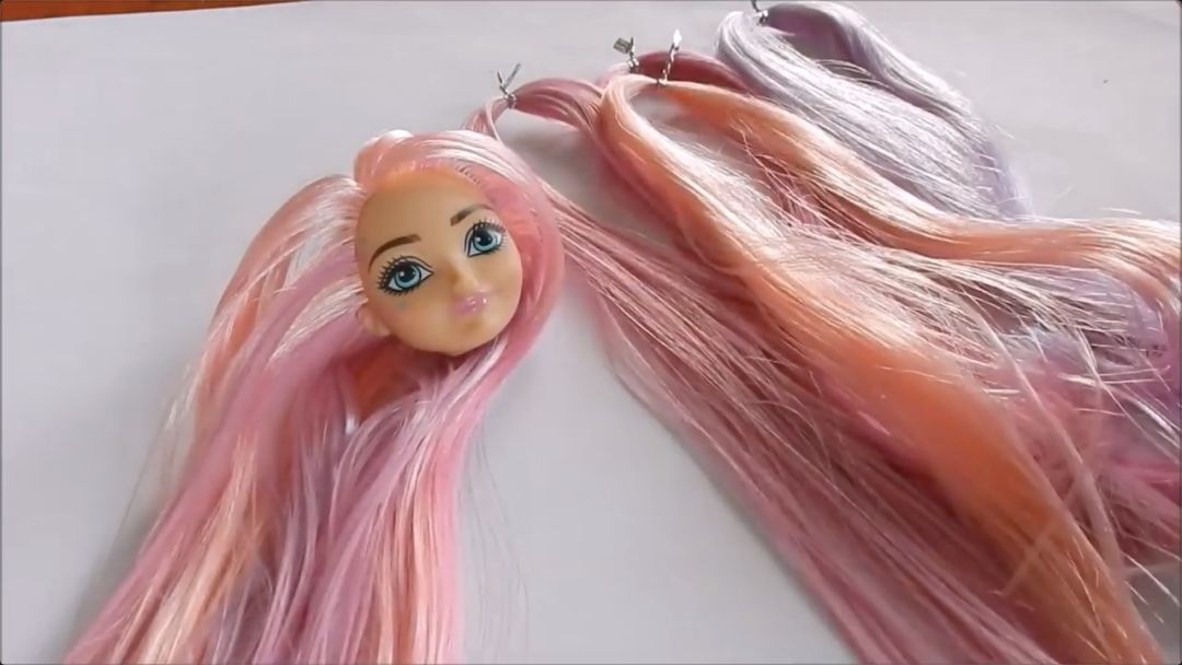 芭比小课堂自己动手给怪高娃娃换一个长长的大波浪发型