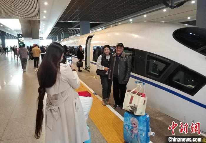 旅客在g7776次上海虹桥到亳州南列车前合影留念. 殷立勤 摄