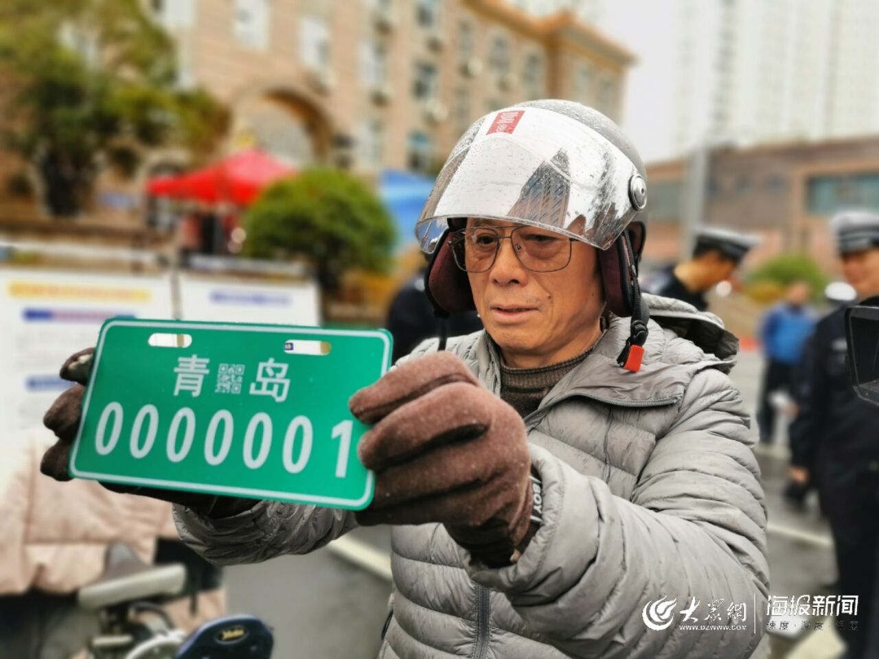 快讯:青岛市区首张电动自行车号牌诞生