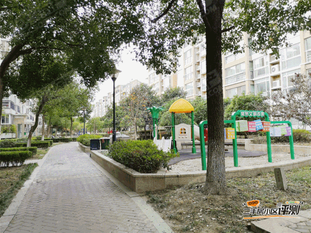 小区前后排之间,各楼栋间基本都有分布绿化带,其上有很多石砖铺的步道