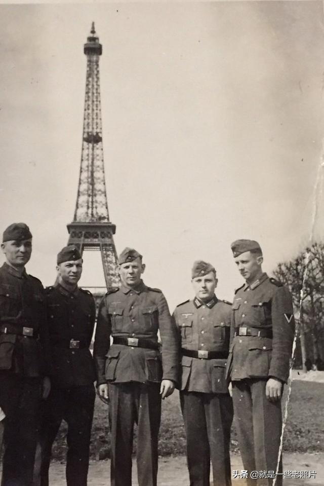 雪后的巴黎,一名德军士兵在埃菲尔铁塔前埃菲尔铁塔前的德军士兵