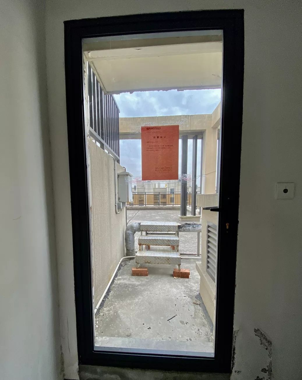 关键时刻能救命快看看你家顶楼的这扇门被锁了吗