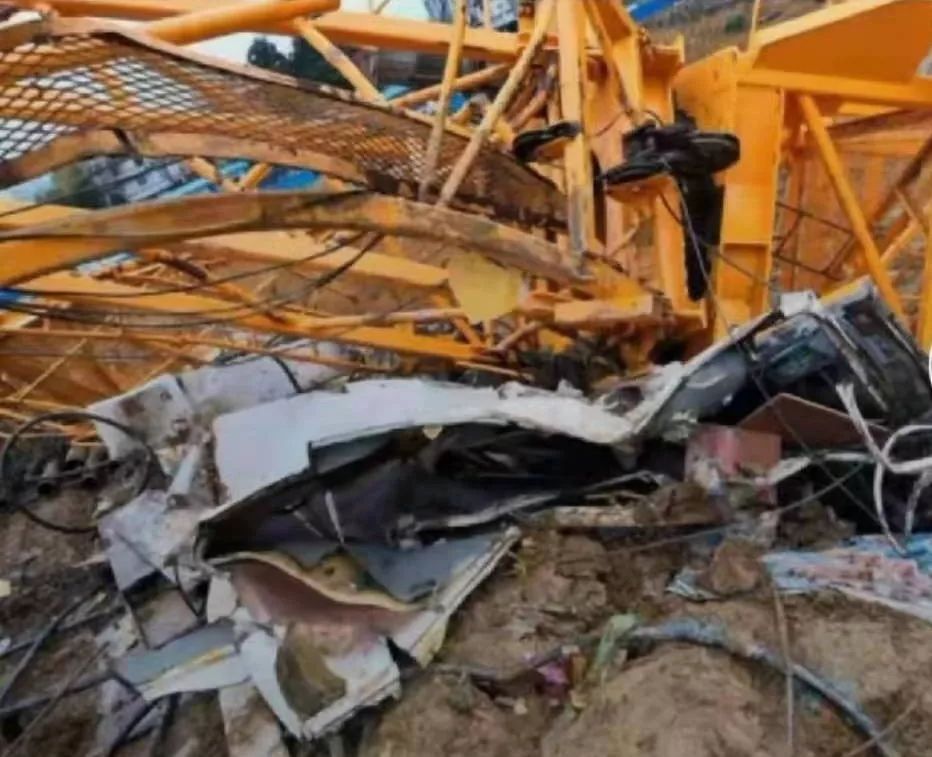 贵州一工地塔吊负重测试时倒塌致驾驶员死亡!疑因螺栓松动导致_事故