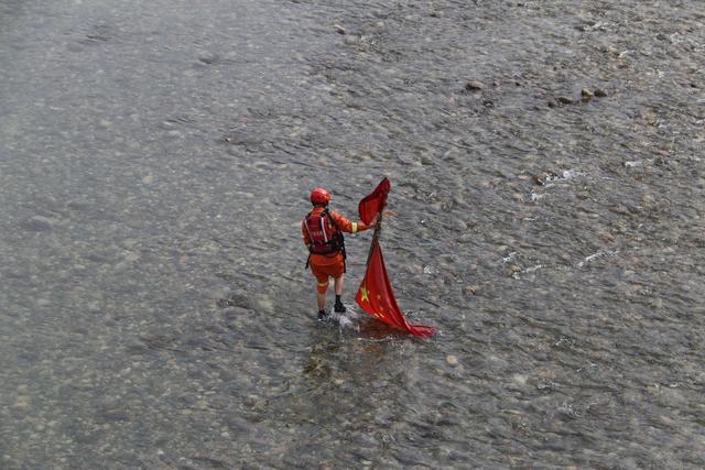 广汉消防员涉水打捞国旗央视你在寒风中蹚过河水的样子真帅