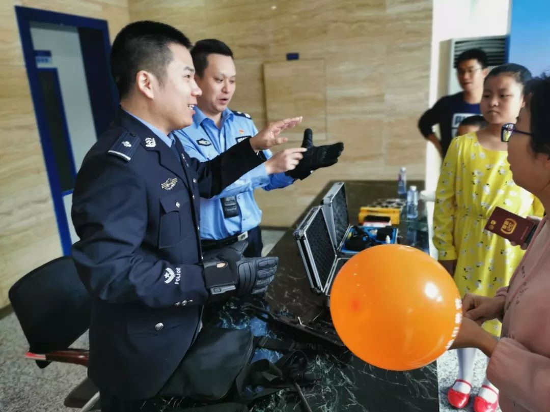 来跟我们贴身观察禁毒警察的24小时