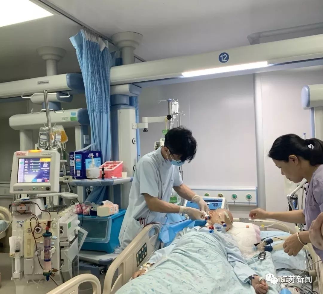 家人立刻将他送到附近医院.