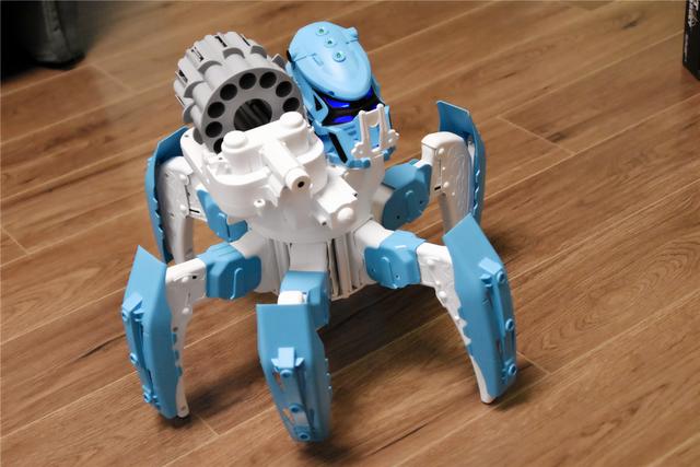 onemars六足对战机器人在激战时机器人的铠甲会自动脱落,当子弹命中