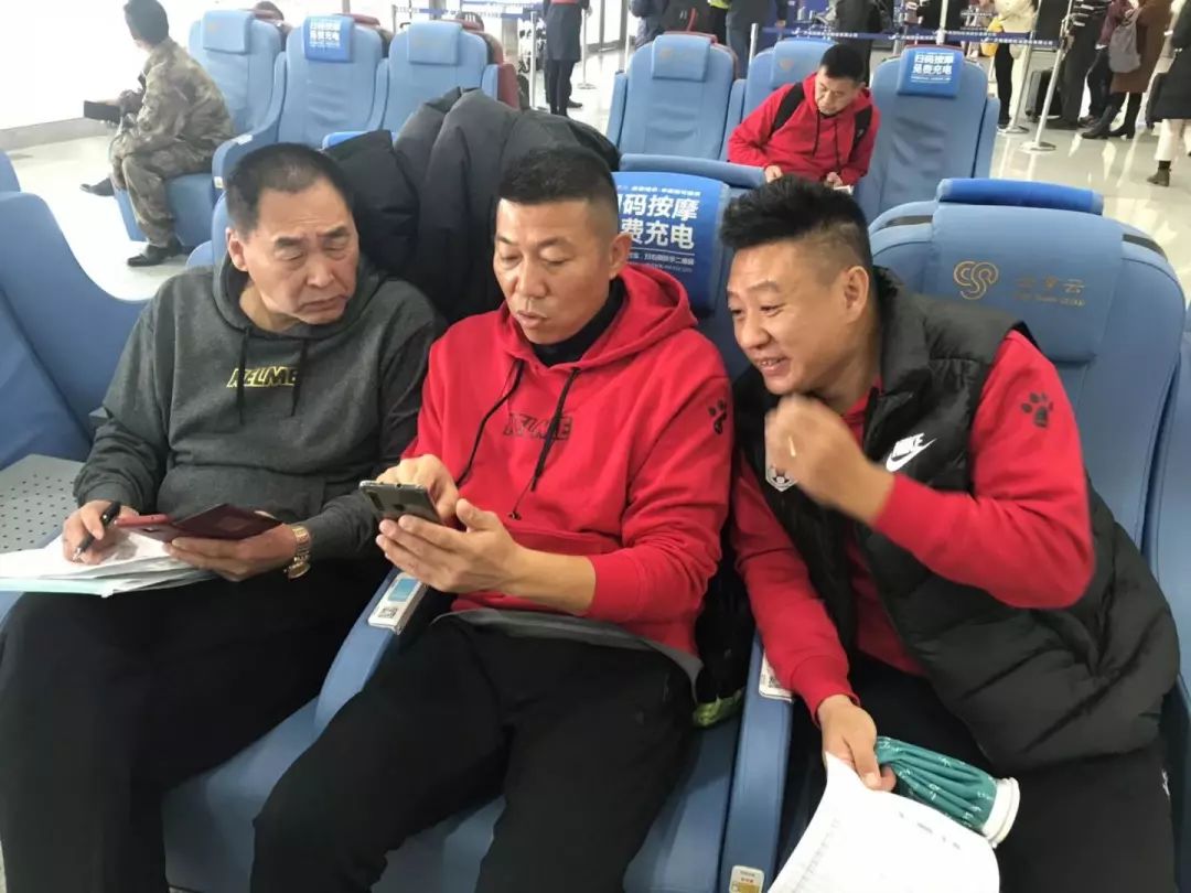 和邢锐因为在云南参加中华杯45岁以上比赛,将从昆明赶往肇庆,胡波