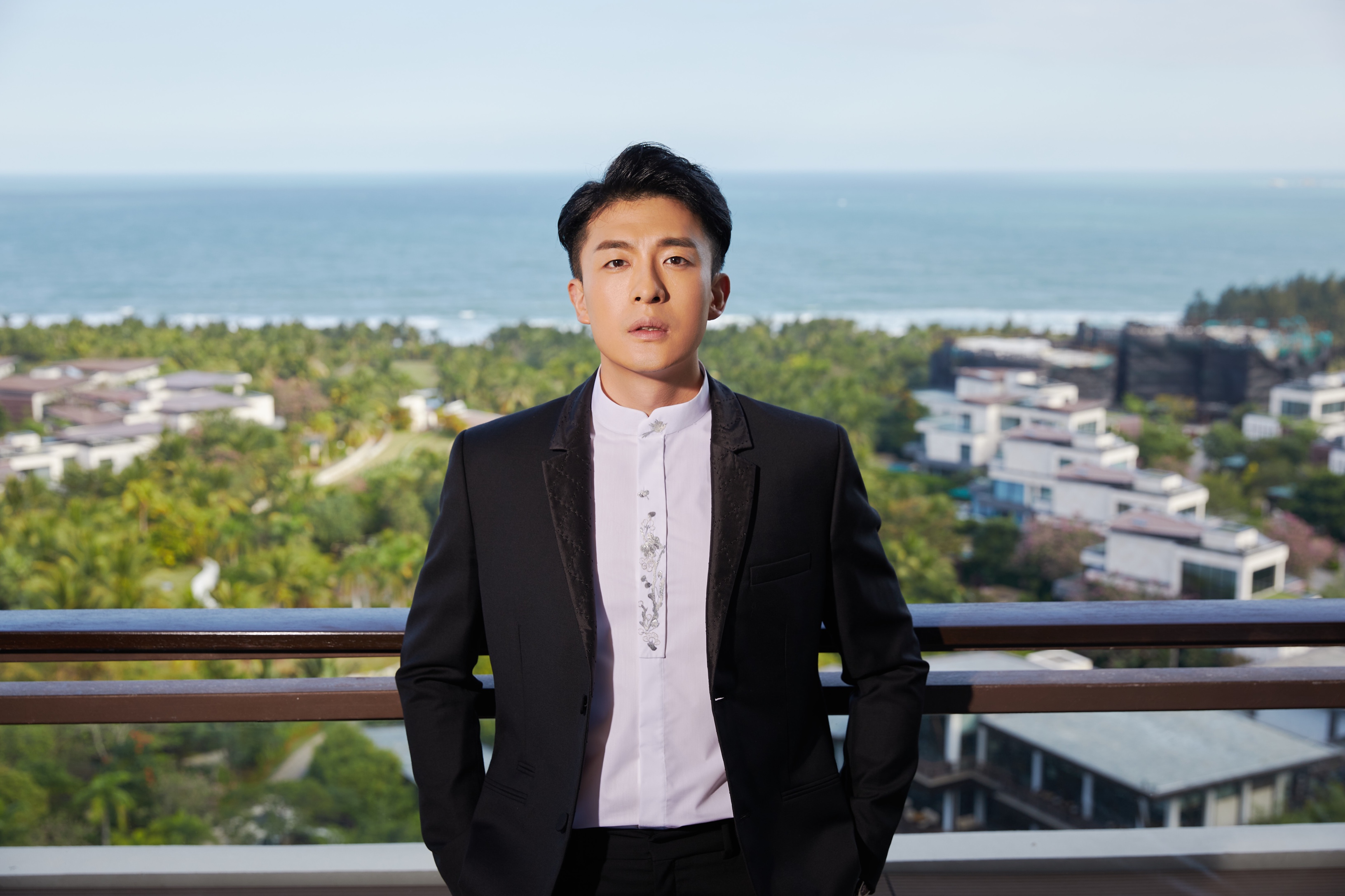 孙艺洲出席海南岛国际电影节 演绎优雅绅士风范_西装