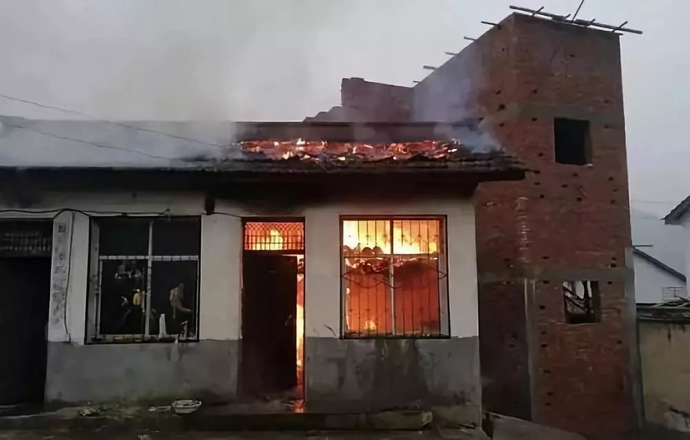汉中一农户家发生火灾,房屋被烧毁!