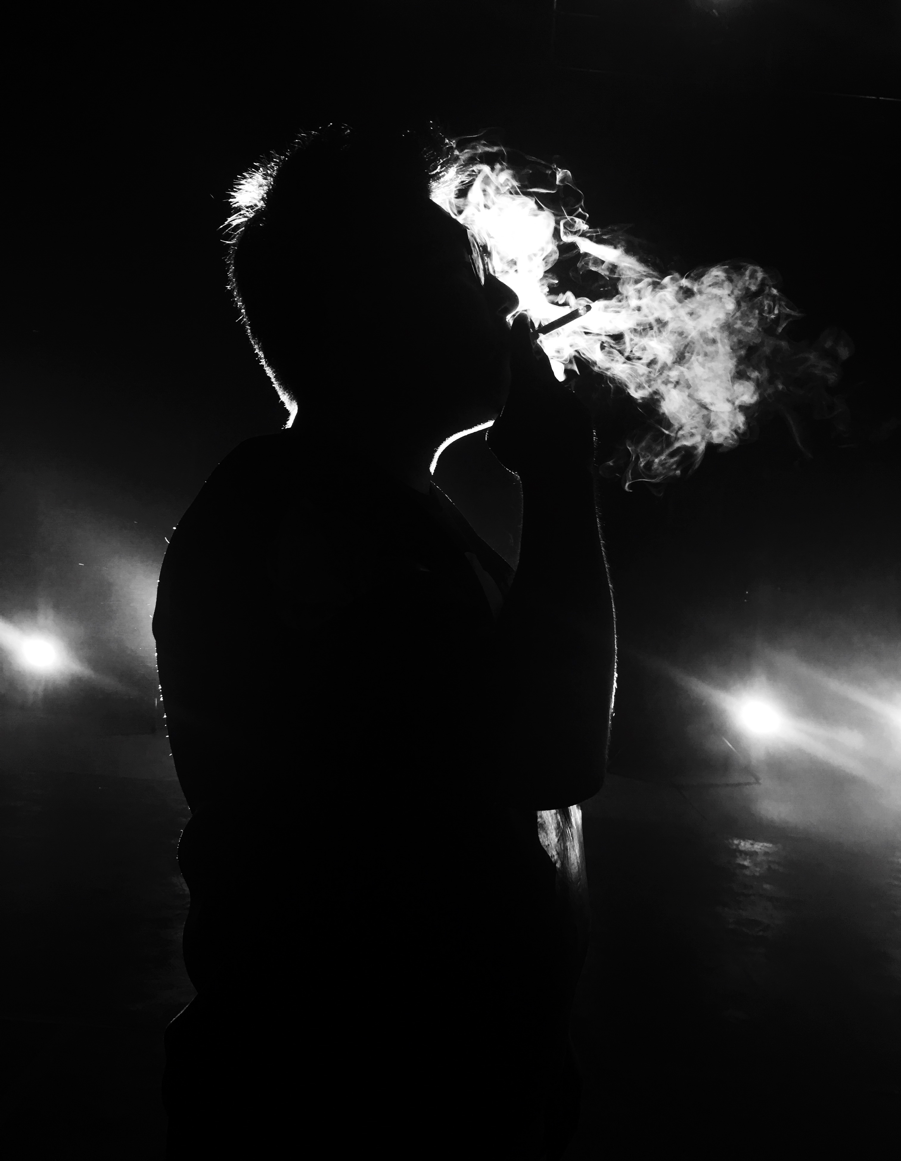 一个人抽烟图片 男人图片