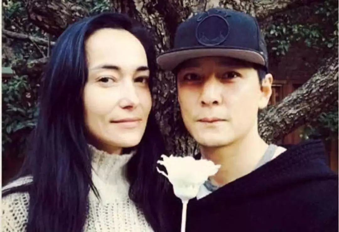 吴彦祖柔和却坚定地反驳:"我爱的不是她的外貌.