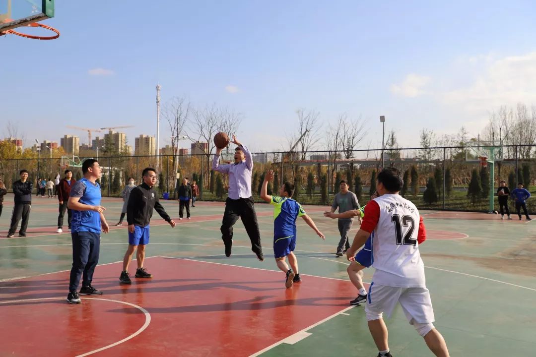 与生物工程学院党委副书记孙彩霞,药物科学与工程系主任许华建教授,我