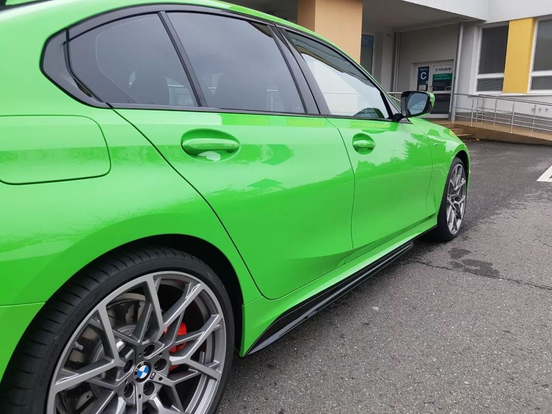定制了一辆特殊宝马3系,由bmw individual部门定制了螳螂绿色车漆,并