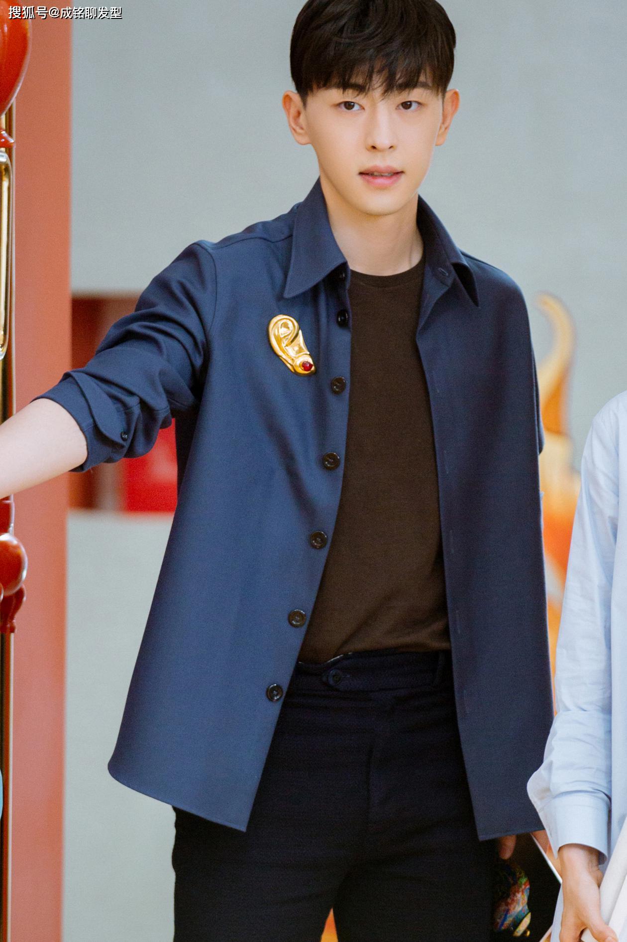 原创邓伦再开百年宫墙,一身帅气装扮超有范,带你探索永乐大典之谜