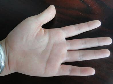 一,什么手型有福气1,温润如玉:手掌温软,皮如凝脂,十个手指不纤不方
