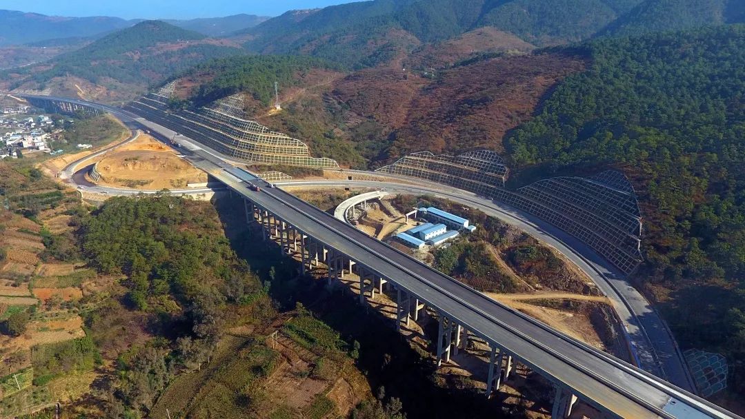 11月30日,保施高速公路路面级配层,水稳层按照节点计划安排铺筑完成.