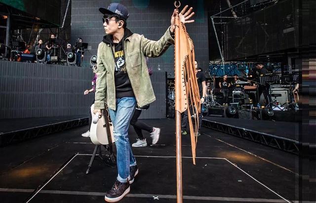 一个「鞋头明星」林俊杰也在近日的演出舞台上穿着了这双黑丝绸 af1