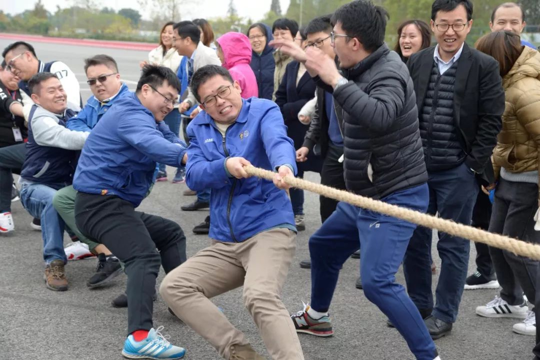 擰成一股繩拼贏產銷目標公司拔河比賽火熱進行中