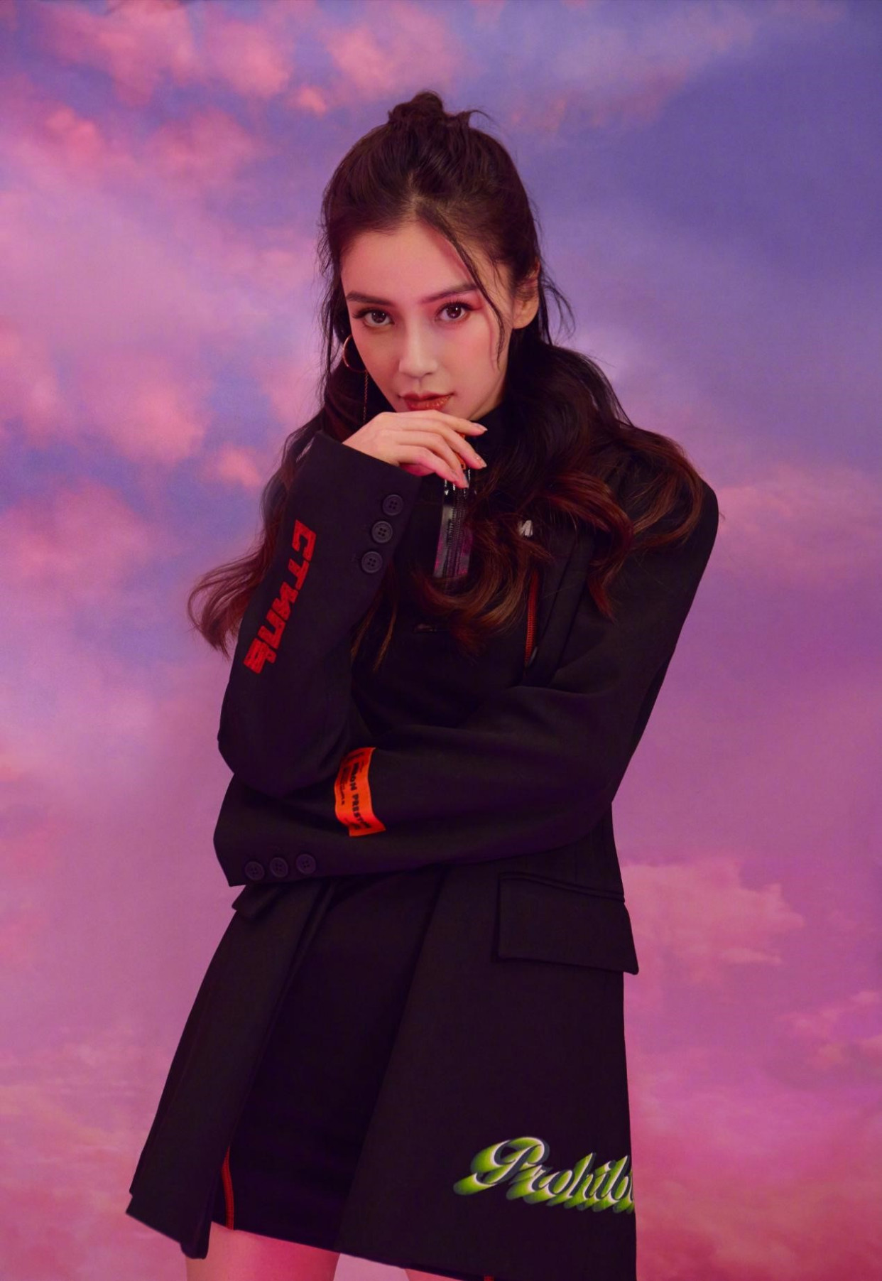 angelababy穿一身黑秀美腿,时尚造型很减龄,少女气质藏都藏不住