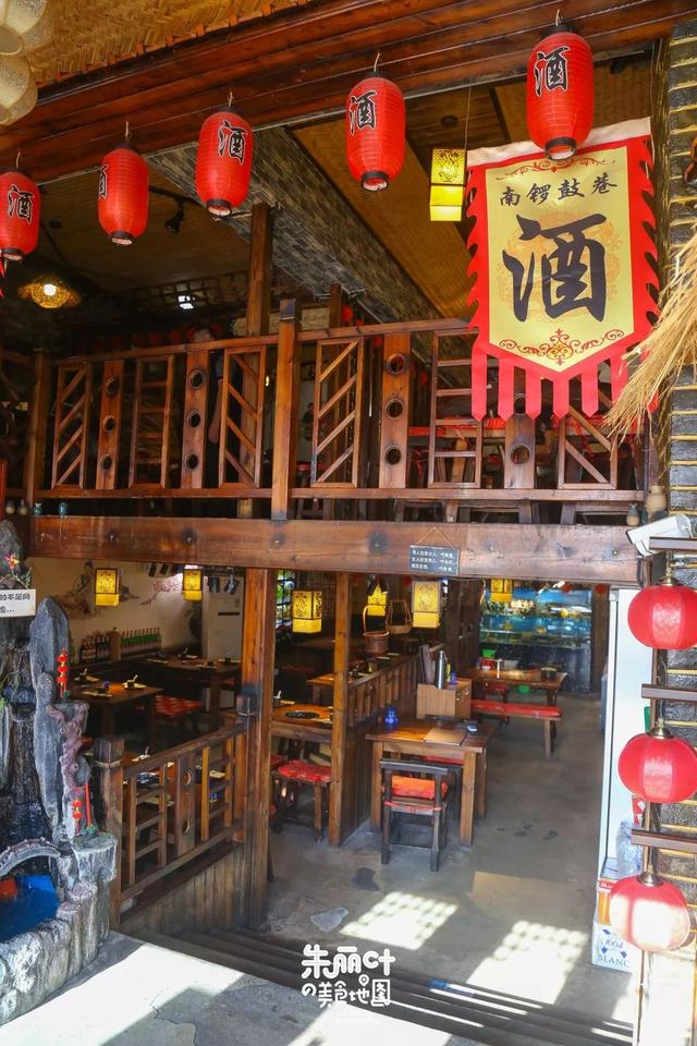 古色古香的用餐环境,仿佛走入了古代的小酒馆,红灯笼高高挂,灯光昏暗