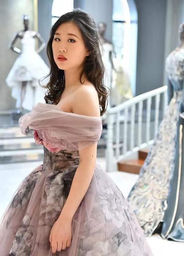 李连杰女儿邱淑贞女儿出席巴黎顶级名媛舞会,容颜气质不输女明星_廖敏