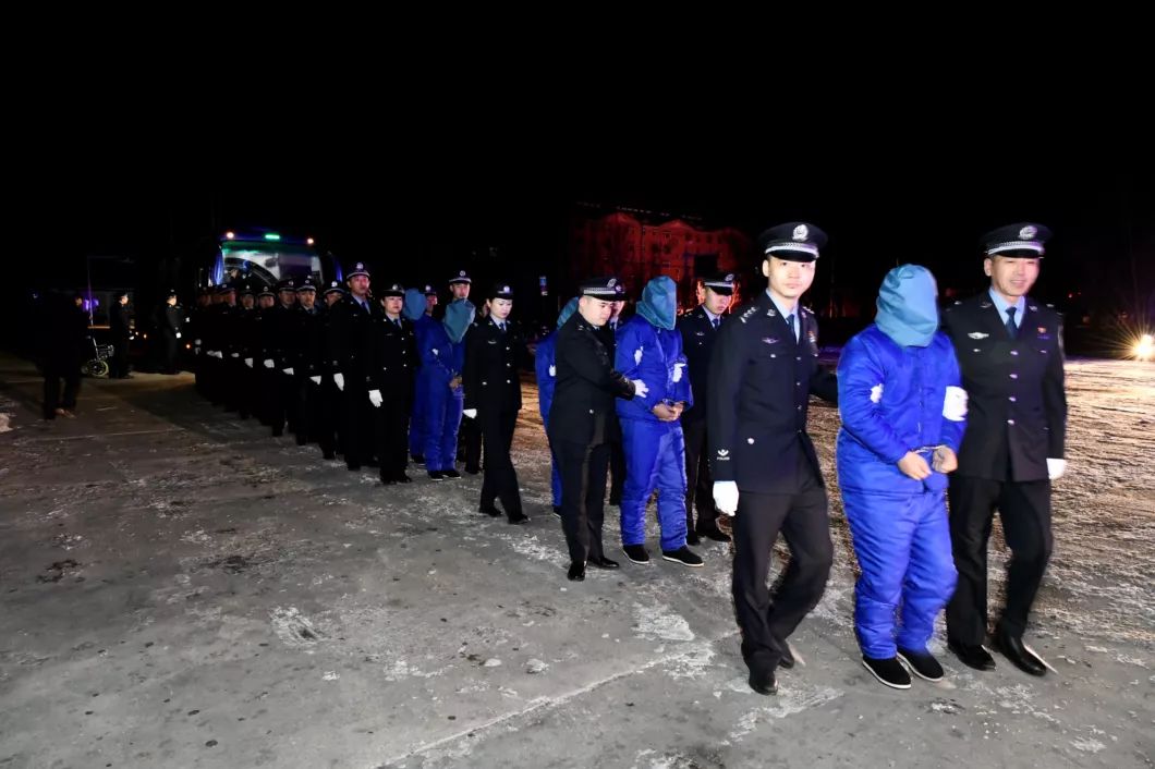 昨日:镇赉县公安局连夜将18名跨国电信诈骗犯罪嫌疑人押解回国_白城市