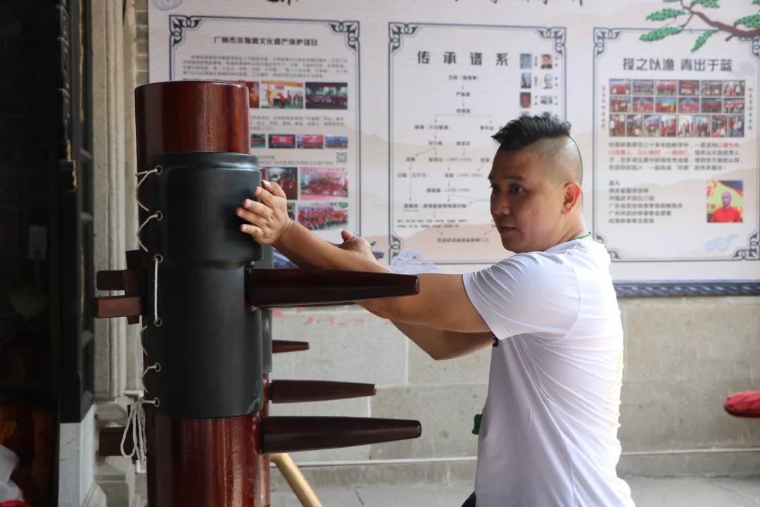 在黄埔古村祠堂里,广州龙形拳的第四代传人仝钊武术教练,教授同学们