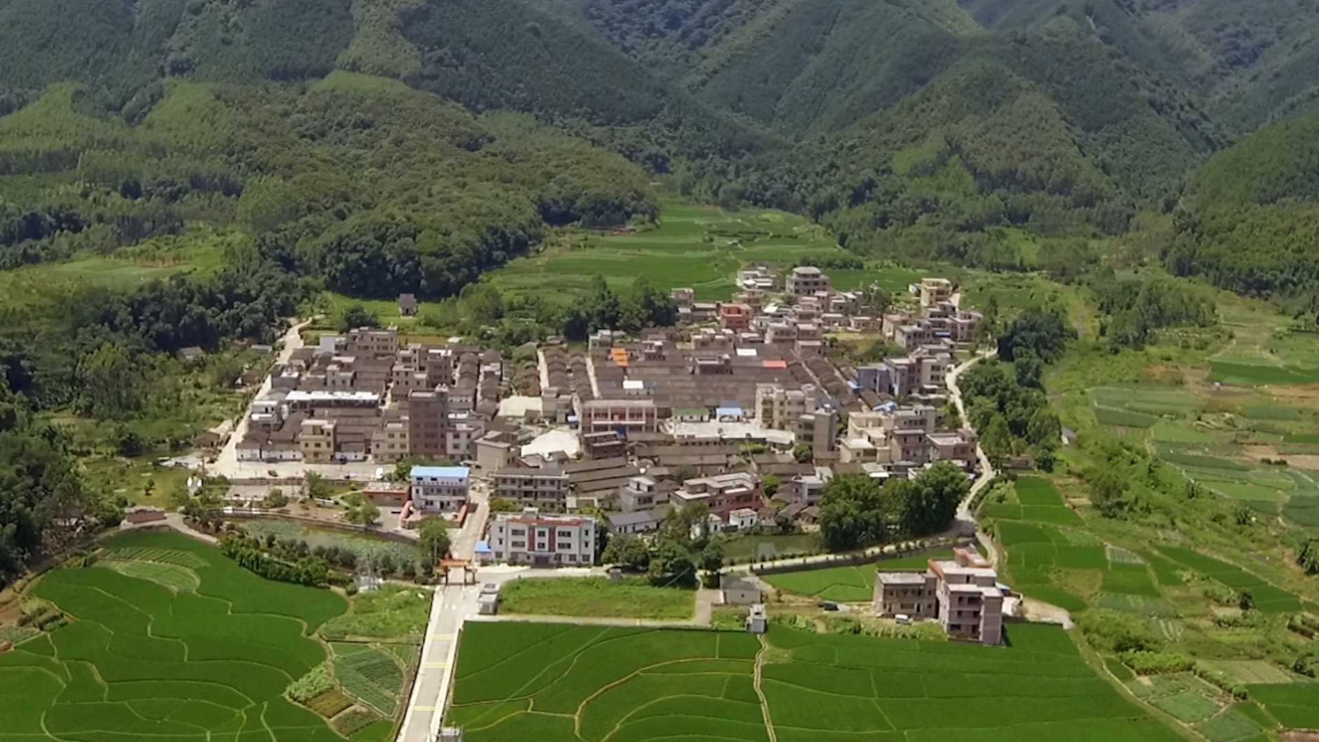 高岗镇位于佛冈县北部,西南紧靠观音山省级自然保护区,辖区面积为199.