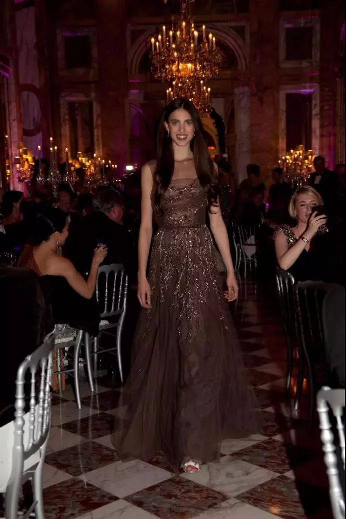 2019巴黎名媛舞会李连杰女儿成c位邱淑贞女儿惊艳全场