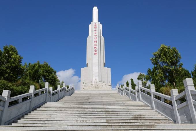 以原琼崖纵队司令部旧址为依托,纪念碑高23米,象征着海南23年(1927
