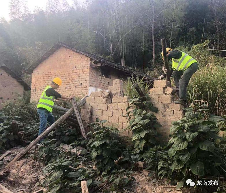 连日来,临塘乡茶坑水库项目征迁已签约弃房的房屋开始拆除.