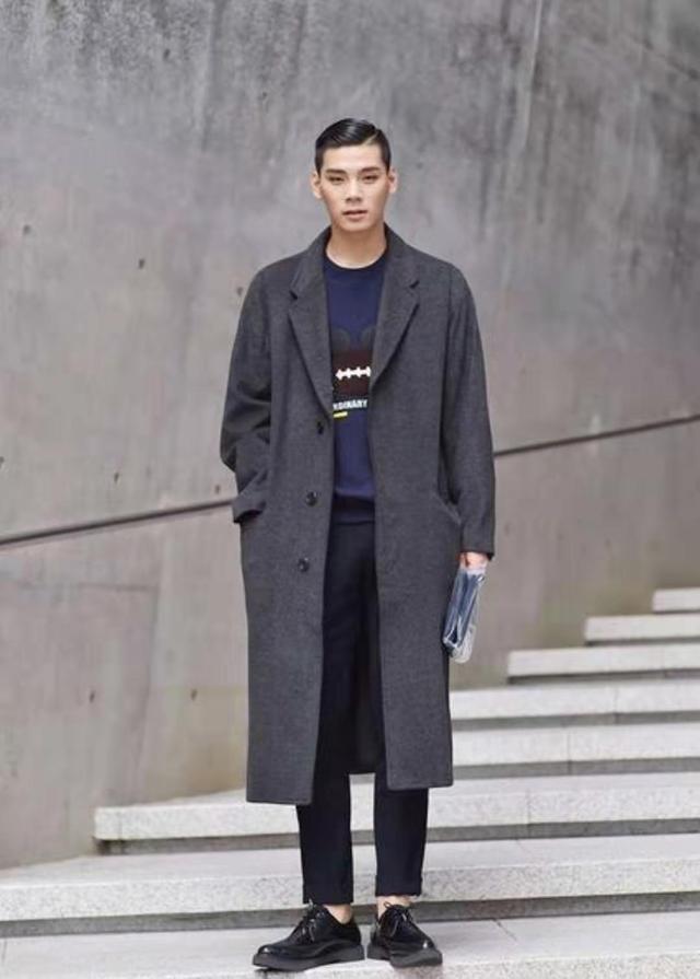 47岁张绍刚罕见与李佳琪同镜,大男人竟穿超短裙,为收视率真够拼