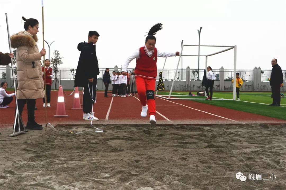 跳遠立定跳遠場地,一二年級的運動員嚴陣以待,蓄力一擊,帶著班級的