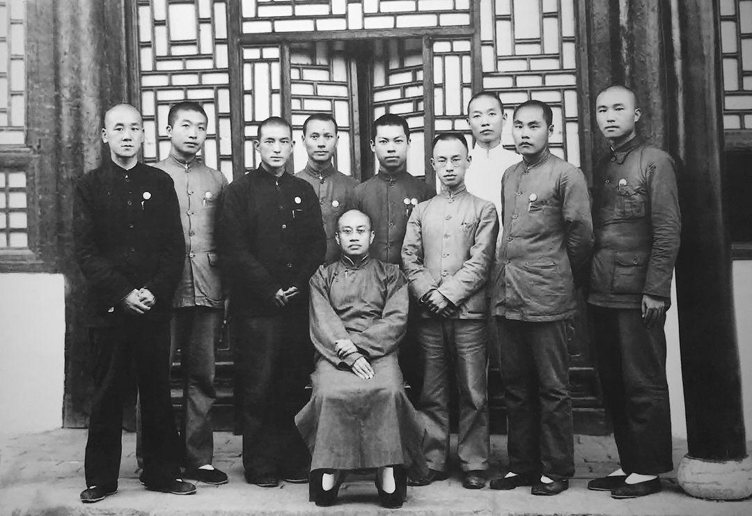 梁漱溟(1893-1988,坐者)与邹平山东乡村建设研究院的同仁 山东梁漱溟