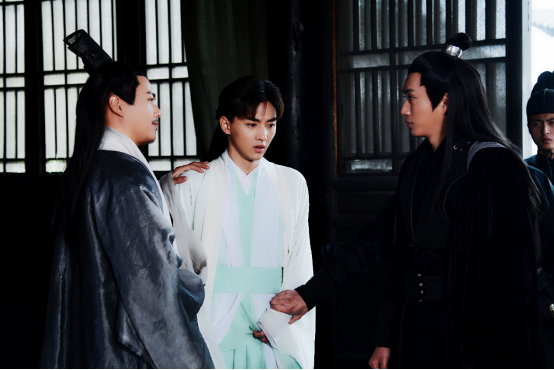 为了保护他,车远山出卖了漪下的姐姐漪柔.