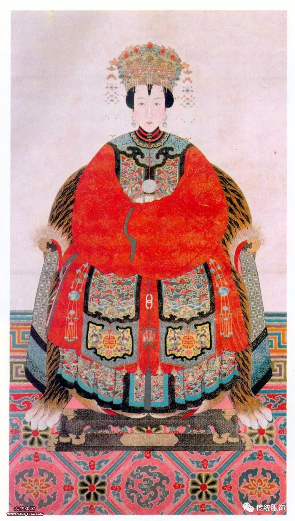 七十四代衍圣公继配毕夫人衣冠像 / 网络这些装饰与胸前的,比我们