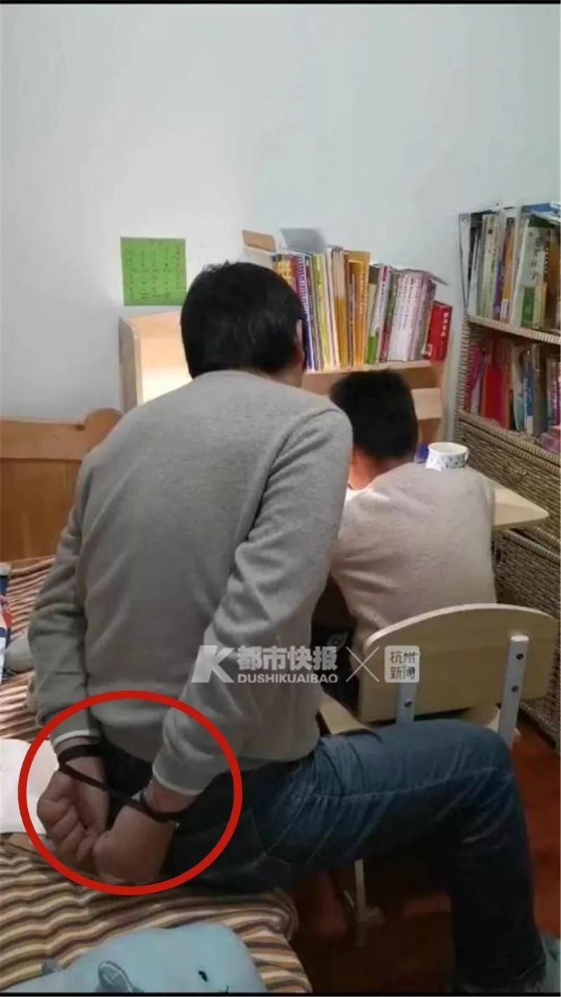 荐读辅导孩子写作业又出新玩法这位爸爸把自己给绑了