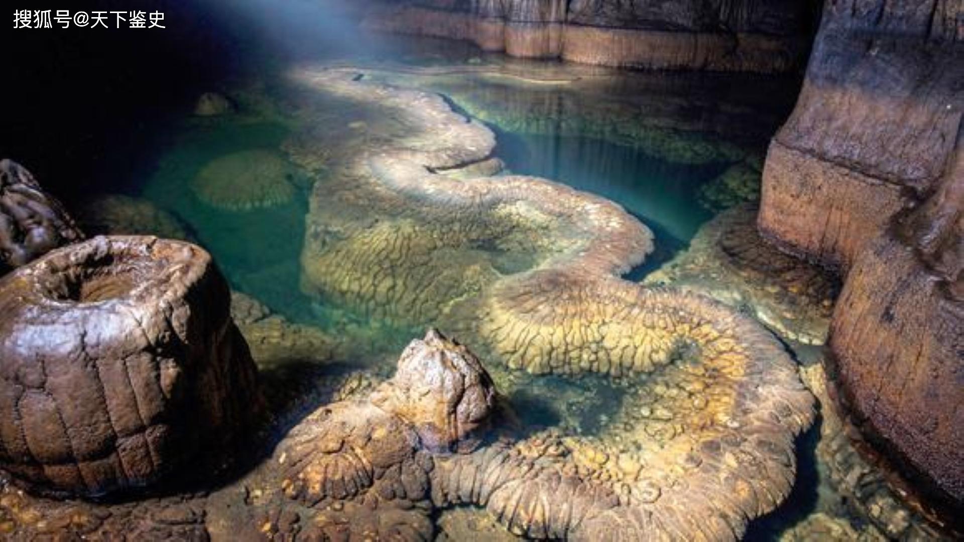 湖南山村发现神秘山洞,里面有条亿年"活龙",村民:会吞云吐雾